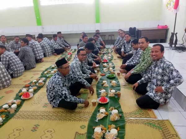 Patembayatan Guru dan Karyawan SMP Negeri 3 dan 4 Gamping: Jalin Keakraban, Bahas Isu Serius dengan Santai