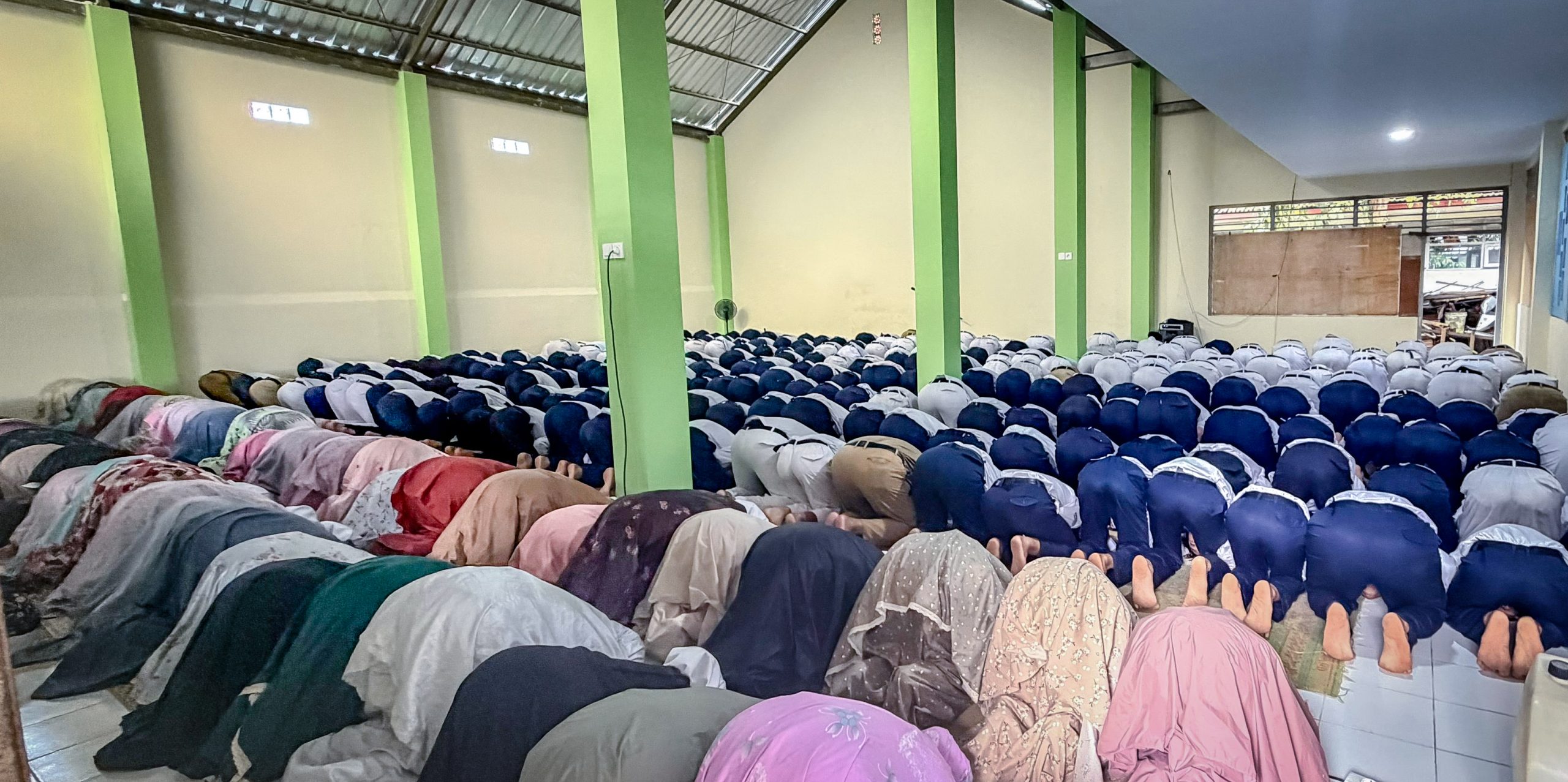 Dulu Sempit dan Terbagi Tembok, Kini Lapang Tanpa Sekat! Musholla Ar Riyadhoh SMP N 3 Gamping Berubah Total Berkat Dana Sekretariat Presiden Dulu Sempit dan Terbagi Tembok, Kini Lapang Tanpa Sekat! Musholla Ar Riyadhoh SMP N 3 Gamping Berubah Total Berkat Dana Sekretariat Presiden