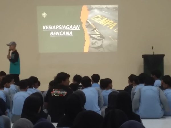 Nurash Goes to School: Membangun Sekolah Tangguh Melalui Pelatihan Mitigasi Bencana Gempa