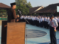 Kepala Sekolah SMP/MTs Se-Kapanewon Gamping Bertukar Mimbar Upacara, Gaungkan Semangat Hari Anak Nasional dan "Rukun dengan Teman"
