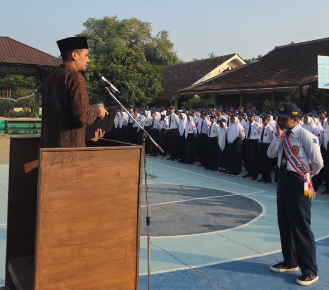 Kepala Sekolah SMP/MTs Se-Kapanewon Gamping Bertukar Mimbar Upacara, Gaungkan Semangat Hari Anak Nasional dan "Rukun dengan Teman"