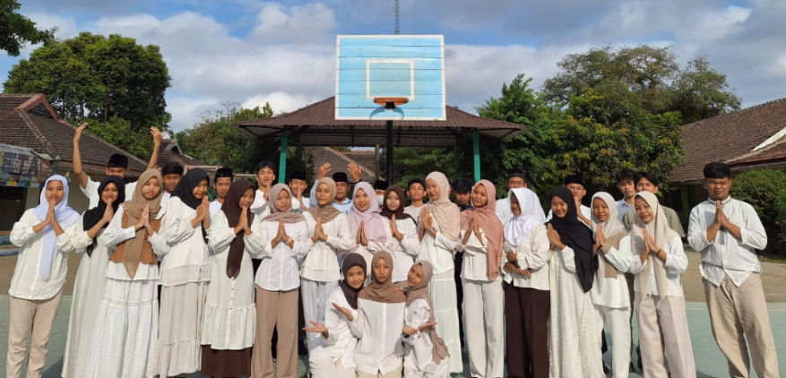 SPETAGA BERNUANSA PESANTREN! Putih-Putih Penuhi Sekolah, Semangat Hari Santri Menggema di SMP Negeri 3 Gamping